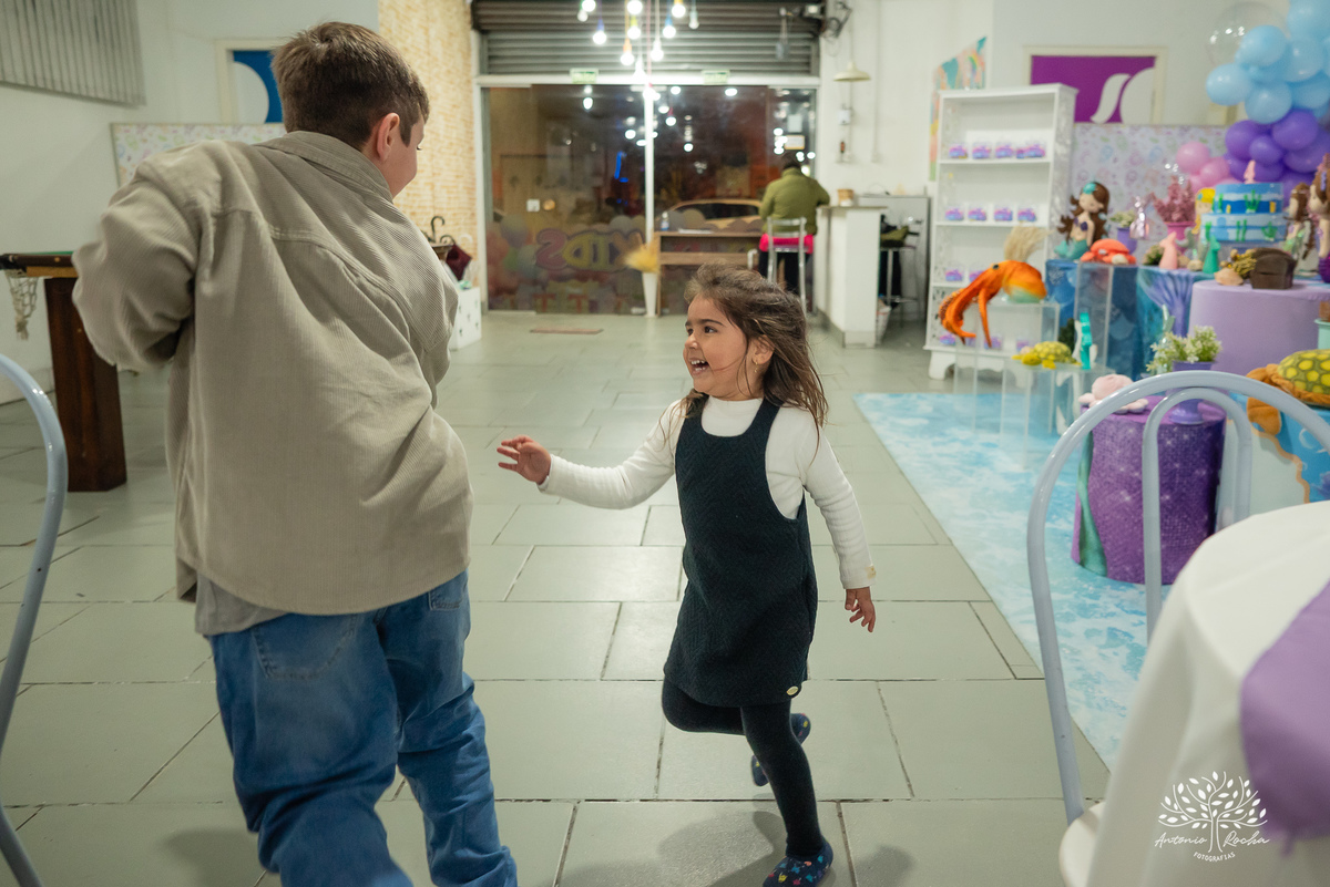 Laura - aniversário - 4 anos - afilhada - dindo - Renata - infância - riso solto - brincadeira - bolo - lembrancinhas - família - amigos - festa intimista - alegria - espontaneidade - fotografias - Antonio Rocha - Renata Dalbann - Pelotas