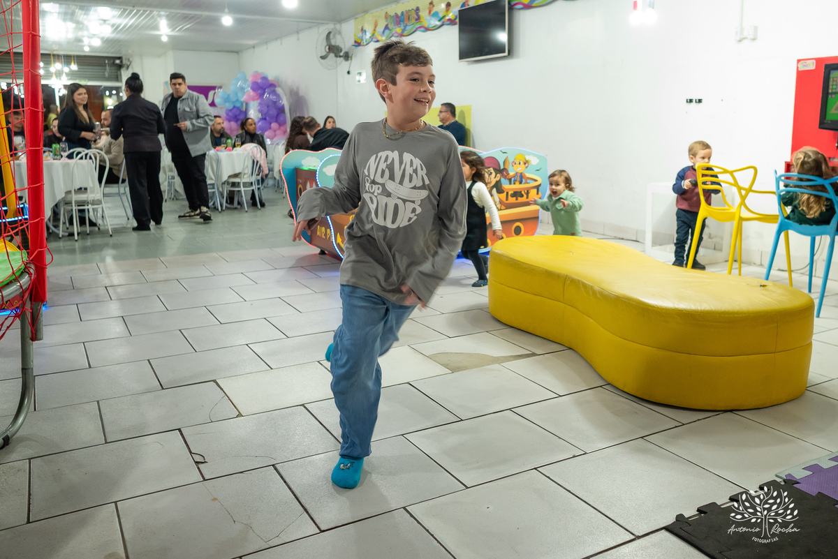 Laura - aniversário - 4 anos - afilhada - dindo - Renata - infância - riso solto - brincadeira - bolo - lembrancinhas - família - amigos - festa intimista - alegria - espontaneidade - fotografias - Antonio Rocha - Renata Dalbann - Pelotas