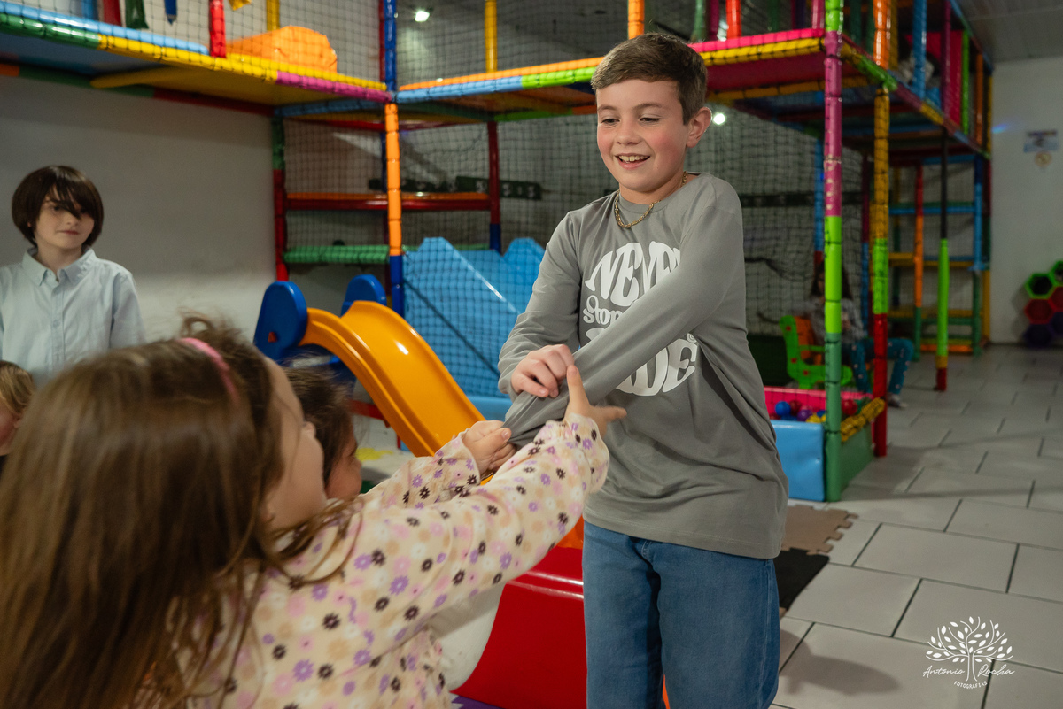 Laura - aniversário - 4 anos - afilhada - dindo - Renata - infância - riso solto - brincadeira - bolo - lembrancinhas - família - amigos - festa intimista - alegria - espontaneidade - fotografias - Antonio Rocha - Renata Dalbann - Pelotas