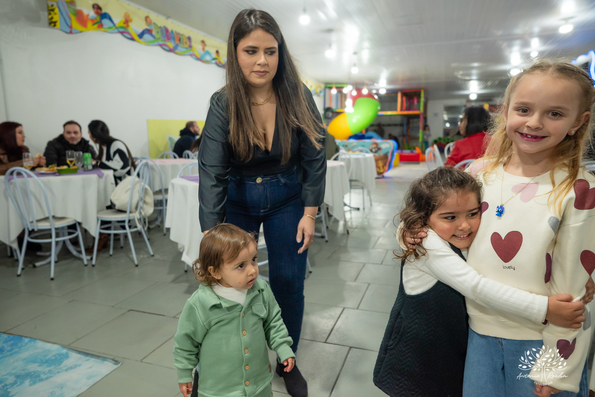 Laura - aniversário - 4 anos - afilhada - dindo - Renata - infância - riso solto - brincadeira - bolo - lembrancinhas - família - amigos - festa intimista - alegria - espontaneidade - fotografias - Antonio Rocha - Renata Dalbann - Pelotas