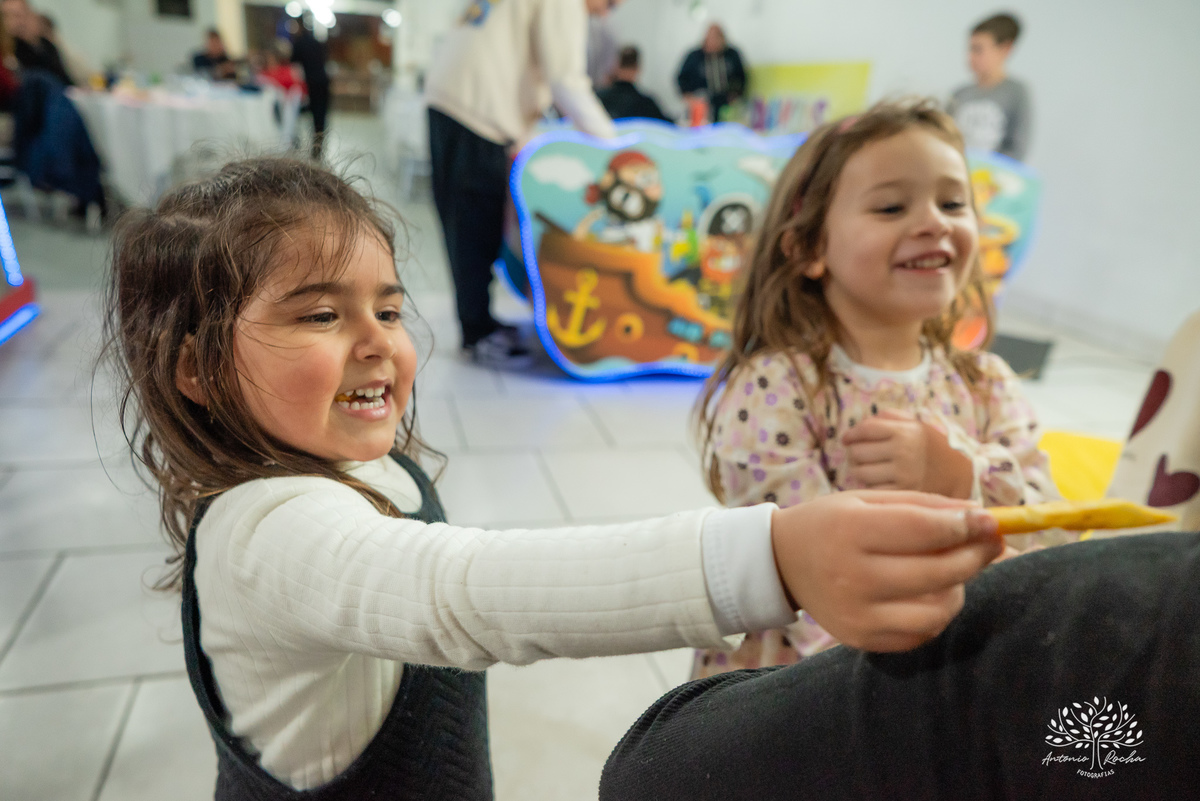 Laura - aniversário - 4 anos - afilhada - dindo - Renata - infância - riso solto - brincadeira - bolo - lembrancinhas - família - amigos - festa intimista - alegria - espontaneidade - fotografias - Antonio Rocha - Renata Dalbann - Pelotas