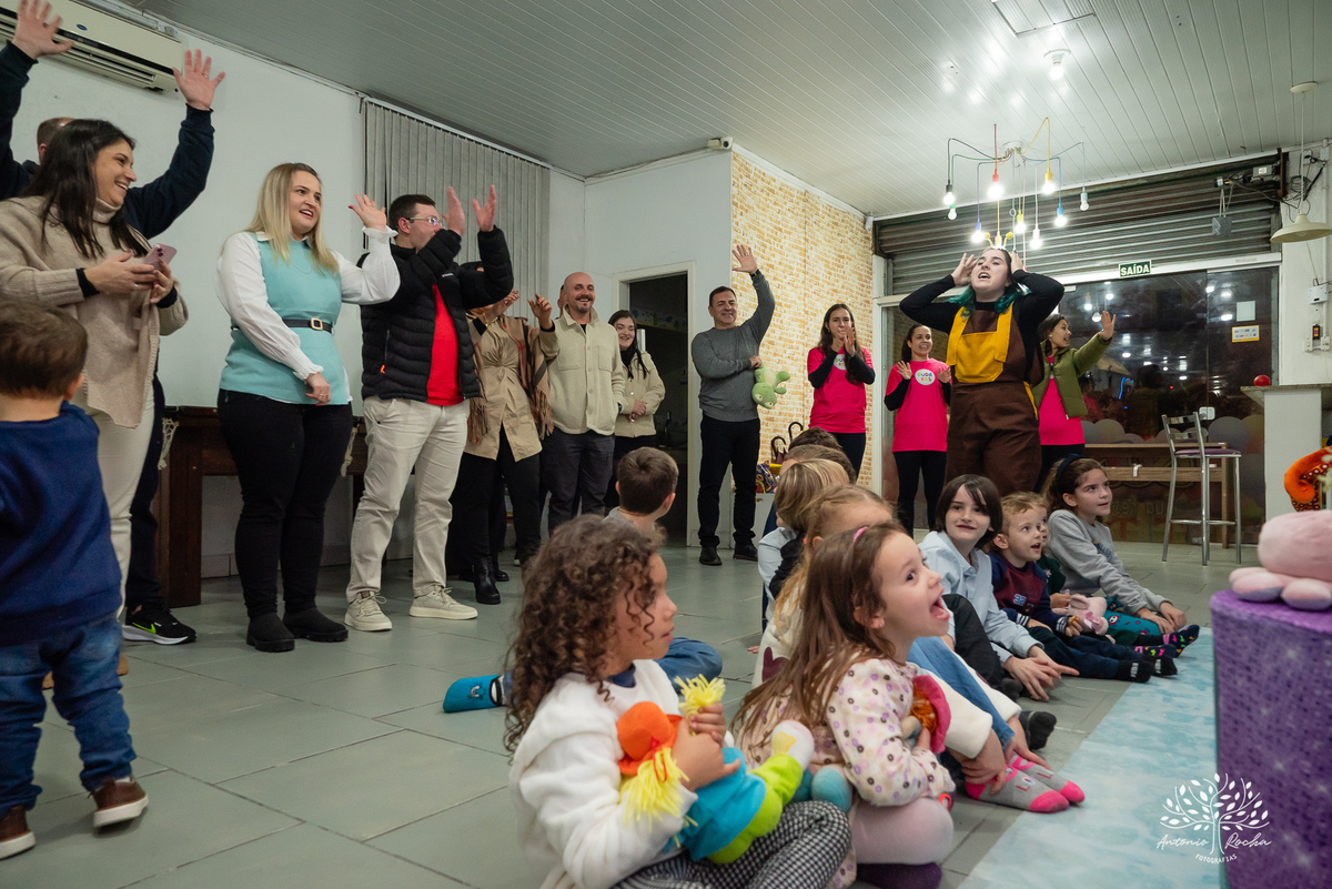 Laura - aniversário - 4 anos - afilhada - dindo - Renata - infância - riso solto - brincadeira - bolo - lembrancinhas - família - amigos - festa intimista - alegria - espontaneidade - fotografias - Antonio Rocha - Renata Dalbann - Pelotas