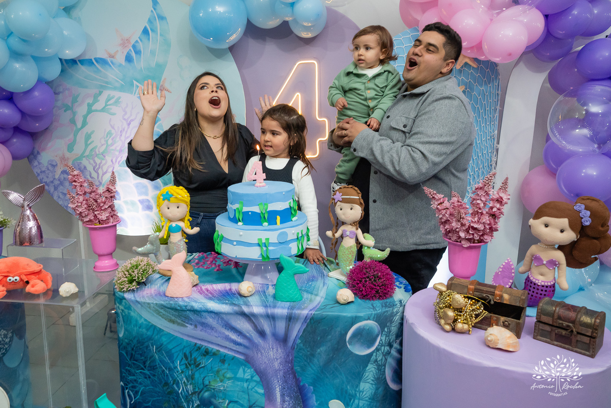 Laura - aniversário - 4 anos - afilhada - dindo - Renata - infância - riso solto - brincadeira - bolo - lembrancinhas - família - amigos - festa intimista - alegria - espontaneidade - fotografias - Antonio Rocha - Renata Dalbann - Pelotas