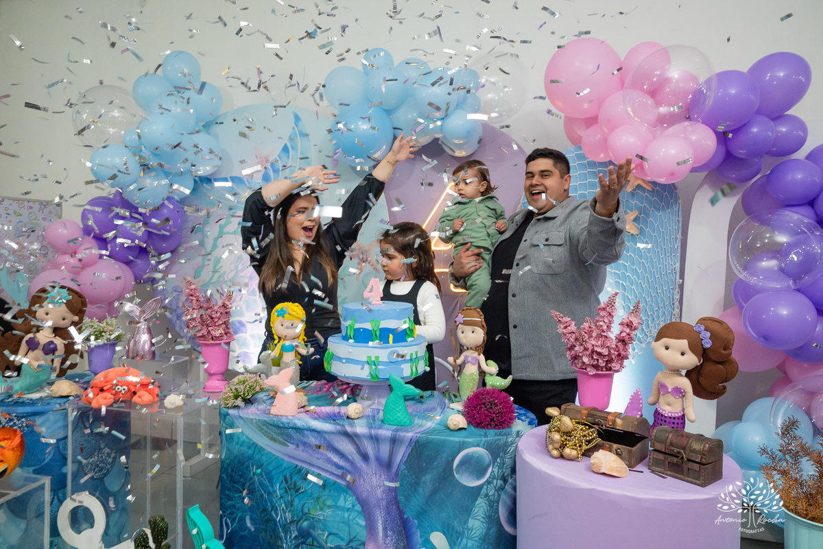 Laura - aniversário - 4 anos - afilhada - dindo - Renata - infância - riso solto - brincadeira - bolo - lembrancinhas - família - amigos - festa intimista - alegria - espontaneidade - fotografias - Antonio Rocha - Renata Dalbann - Pelotas