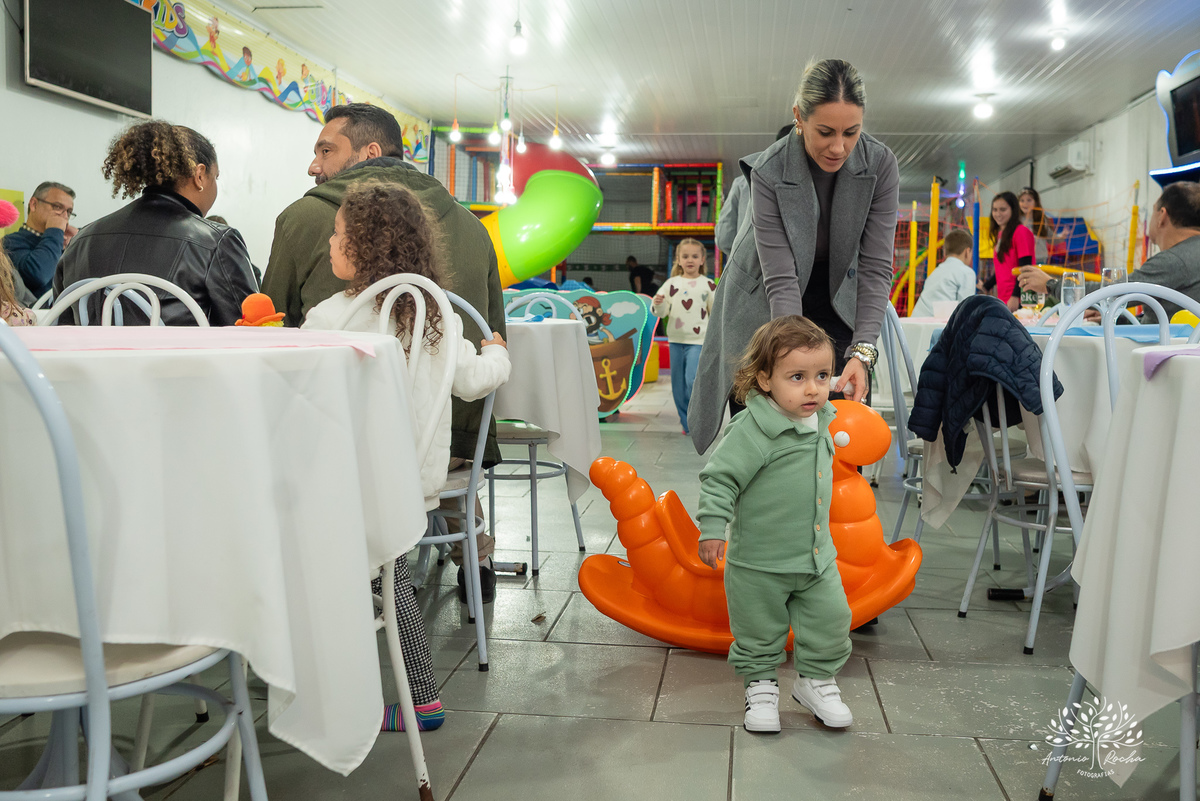 Laura - aniversário - 4 anos - afilhada - dindo - Renata - infância - riso solto - brincadeira - bolo - lembrancinhas - família - amigos - festa intimista - alegria - espontaneidade - fotografias - Antonio Rocha - Renata Dalbann - Pelotas