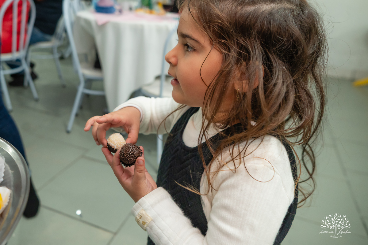 Laura - aniversário - 4 anos - afilhada - dindo - Renata - infância - riso solto - brincadeira - bolo - lembrancinhas - família - amigos - festa intimista - alegria - espontaneidade - fotografias - Antonio Rocha - Renata Dalbann - Pelotas