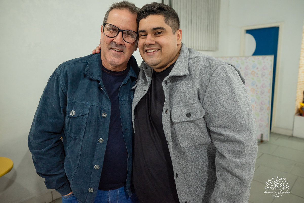 Laura - aniversário - 4 anos - afilhada - dindo - Renata - infância - riso solto - brincadeira - bolo - lembrancinhas - família - amigos - festa intimista - alegria - espontaneidade - fotografias - Antonio Rocha - Renata Dalbann - Pelotas