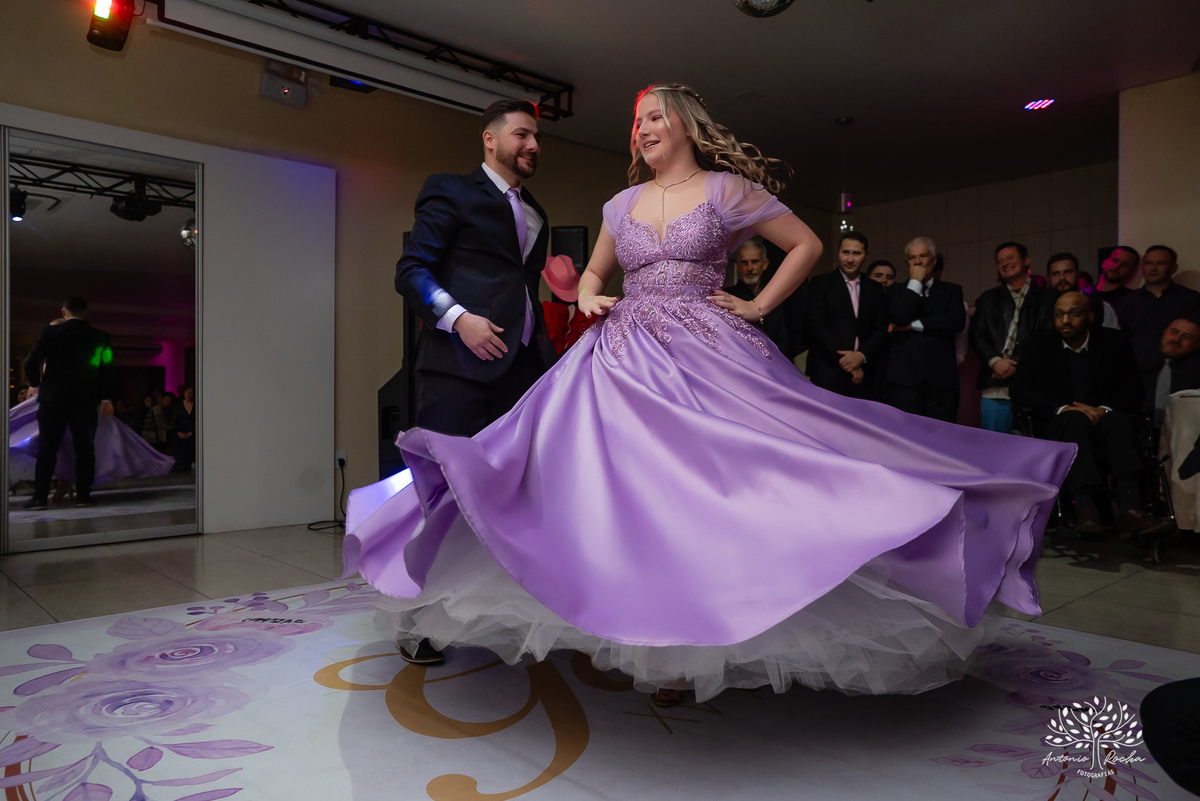 debutante - aniversário de 15 anos - Gabriela - making of - valsa - família - amigos - recepção calorosa - noite inesquecível - emoção - dança - coreografias  - fotografia de 15 anos – Antonio Rocha Fotografias - Pelotas - Las Palmas - Espaço Mayer