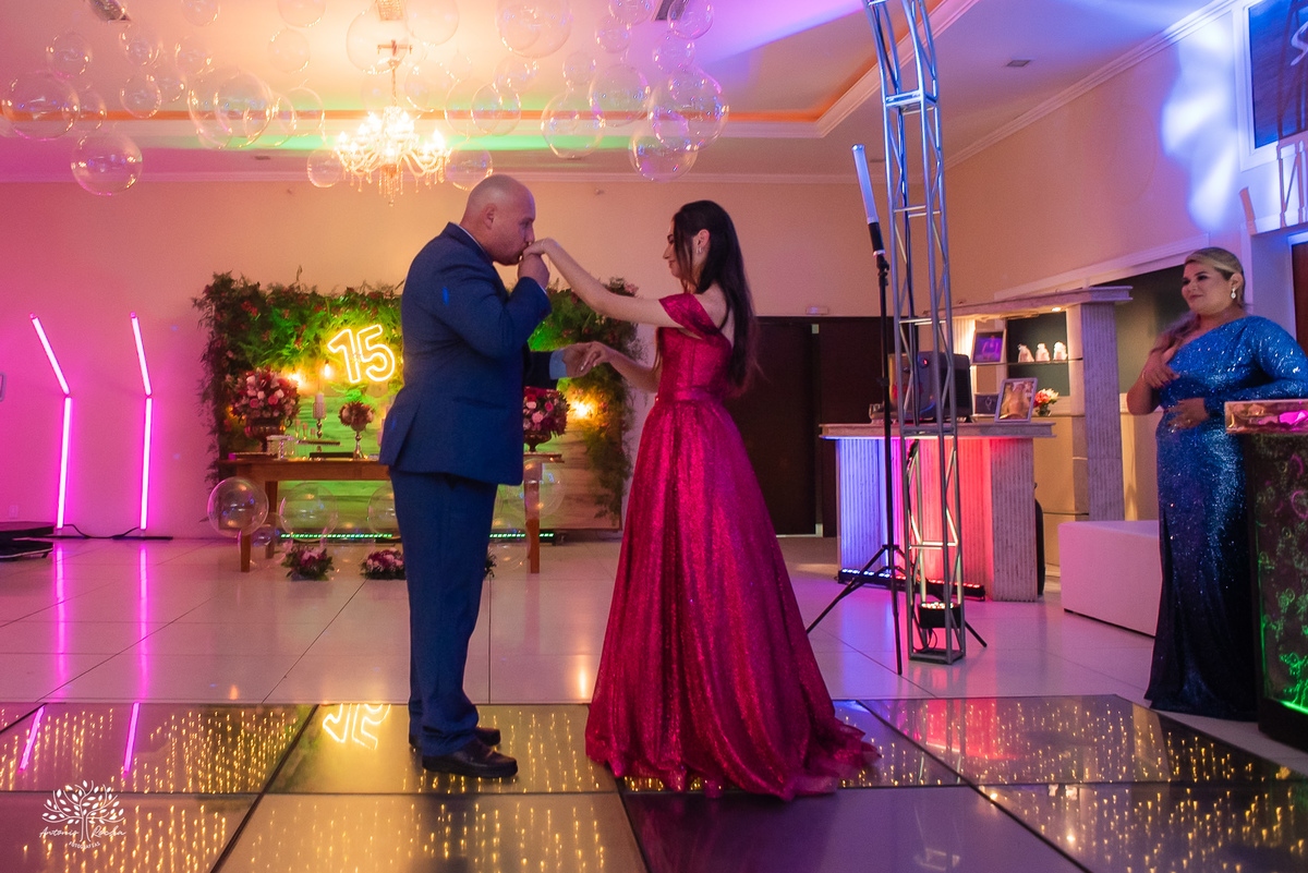 15 anos - festa de debutante - ensaio de 15 anos - fotografia de 15 anos - fotógrafo de debutante - making of 15 anos - valsa 15 anos - pista de dança animada - fotografia de festa  - Pelotas - Antonio Rocha Fotografias - aniversário de 15 anos - debutant