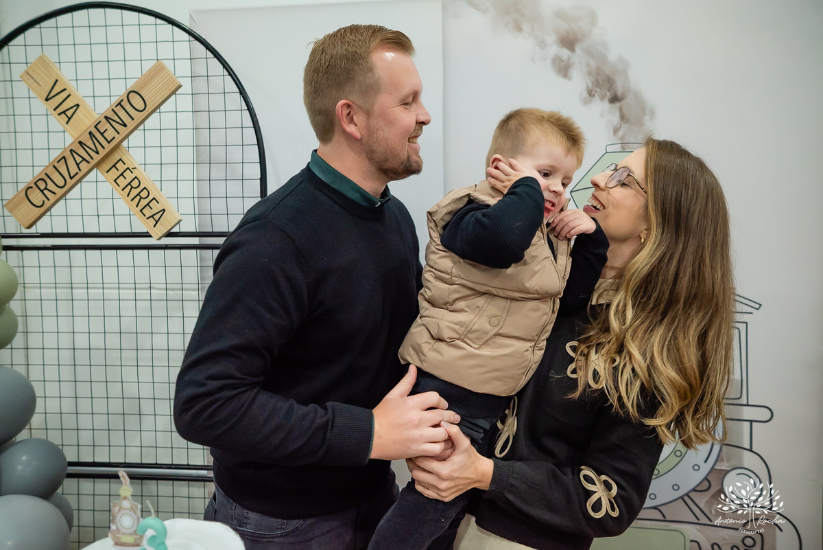 aniversário infantil - fotografia de aniversário - festa temática - trem - fotografia profissional - decoração de festa - Casa da Fantasia - balões personalizados - fotografia criativa - Pelotas – Loly Pop - Antonio Rocha Fotografia - bolo infantil