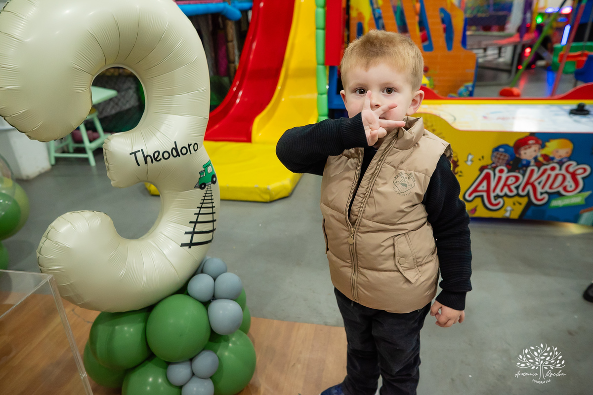 aniversário infantil - fotografia de aniversário - festa temática - trem - fotografia profissional - decoração de festa - Casa da Fantasia - balões personalizados - fotografia criativa - Pelotas – Loly Pop - Antonio Rocha Fotografia - bolo infantil