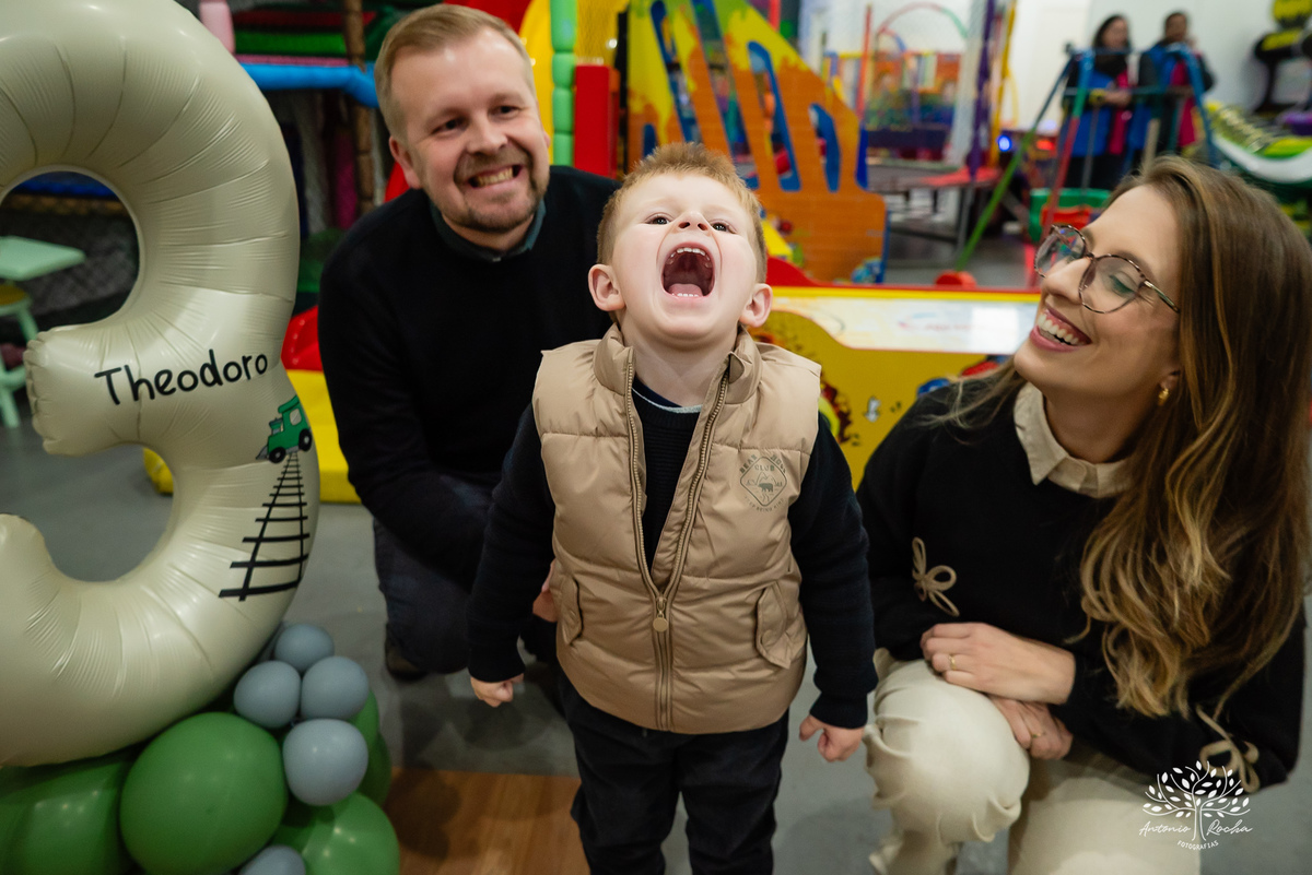 aniversário infantil - fotografia de aniversário - festa temática - trem - fotografia profissional - decoração de festa - Casa da Fantasia - balões personalizados - fotografia criativa - Pelotas – Loly Pop - Antonio Rocha Fotografia - bolo infantil
