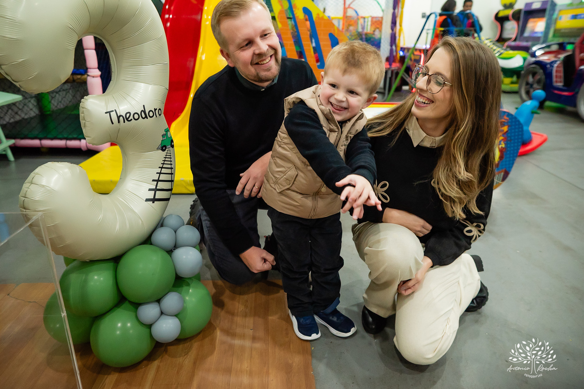 aniversário infantil - fotografia de aniversário - festa temática - trem - fotografia profissional - decoração de festa - Casa da Fantasia - balões personalizados - fotografia criativa - Pelotas – Loly Pop - Antonio Rocha Fotografia - bolo infantil