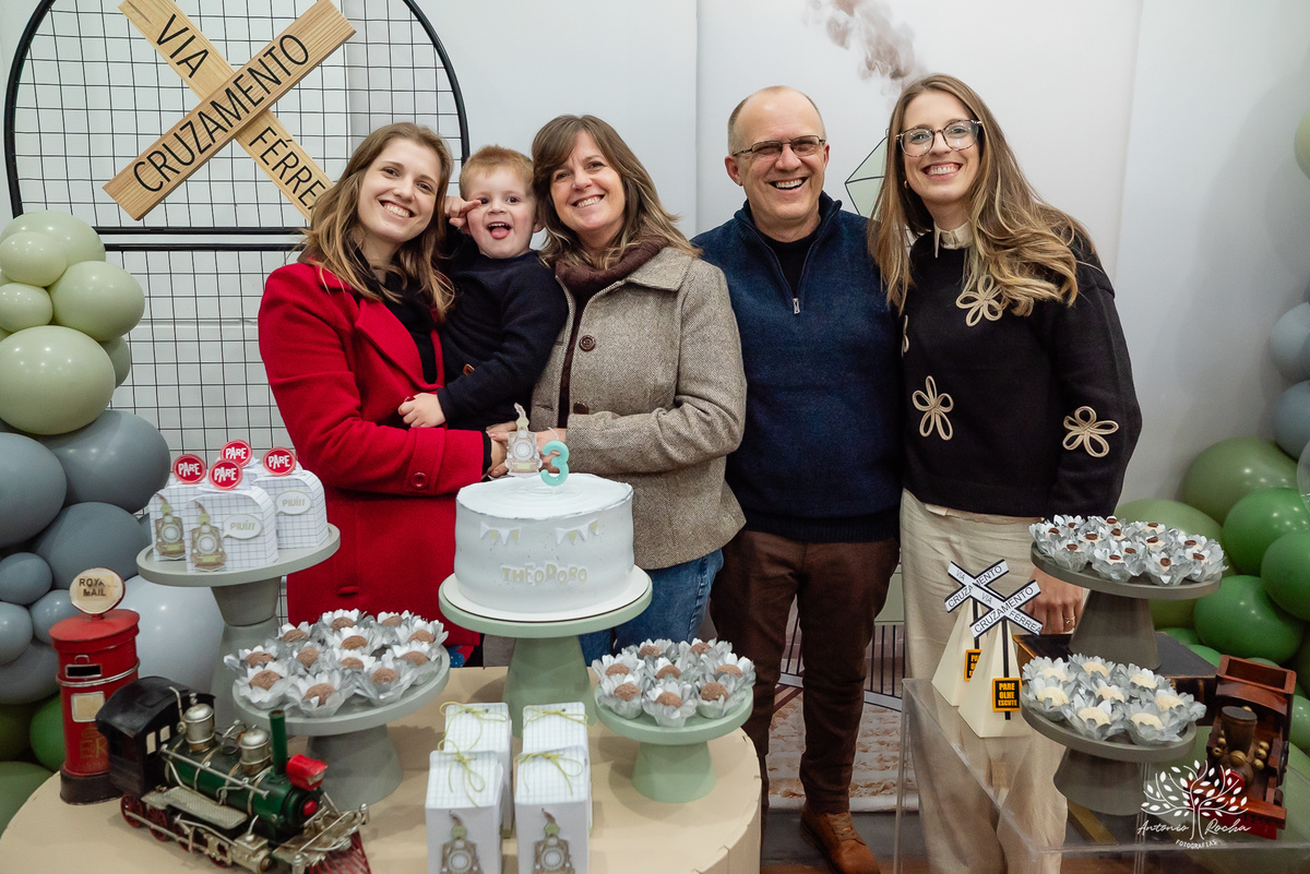 aniversário infantil - fotografia de aniversário - festa temática - trem - fotografia profissional - decoração de festa - Casa da Fantasia - balões personalizados - fotografia criativa - Pelotas – Loly Pop - Antonio Rocha Fotografia - bolo infantil