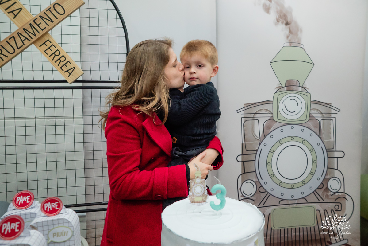 aniversário infantil - fotografia de aniversário - festa temática - trem - fotografia profissional - decoração de festa - Casa da Fantasia - balões personalizados - fotografia criativa - Pelotas – Loly Pop - Antonio Rocha Fotografia - bolo infantil