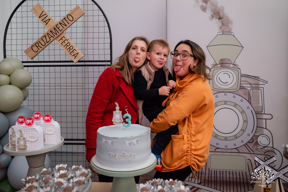 aniversário infantil - fotografia de aniversário - festa temática - trem - fotografia profissional - decoração de festa - Casa da Fantasia - balões personalizados - fotografia criativa - Pelotas – Loly Pop - Antonio Rocha Fotografia - bolo infantil