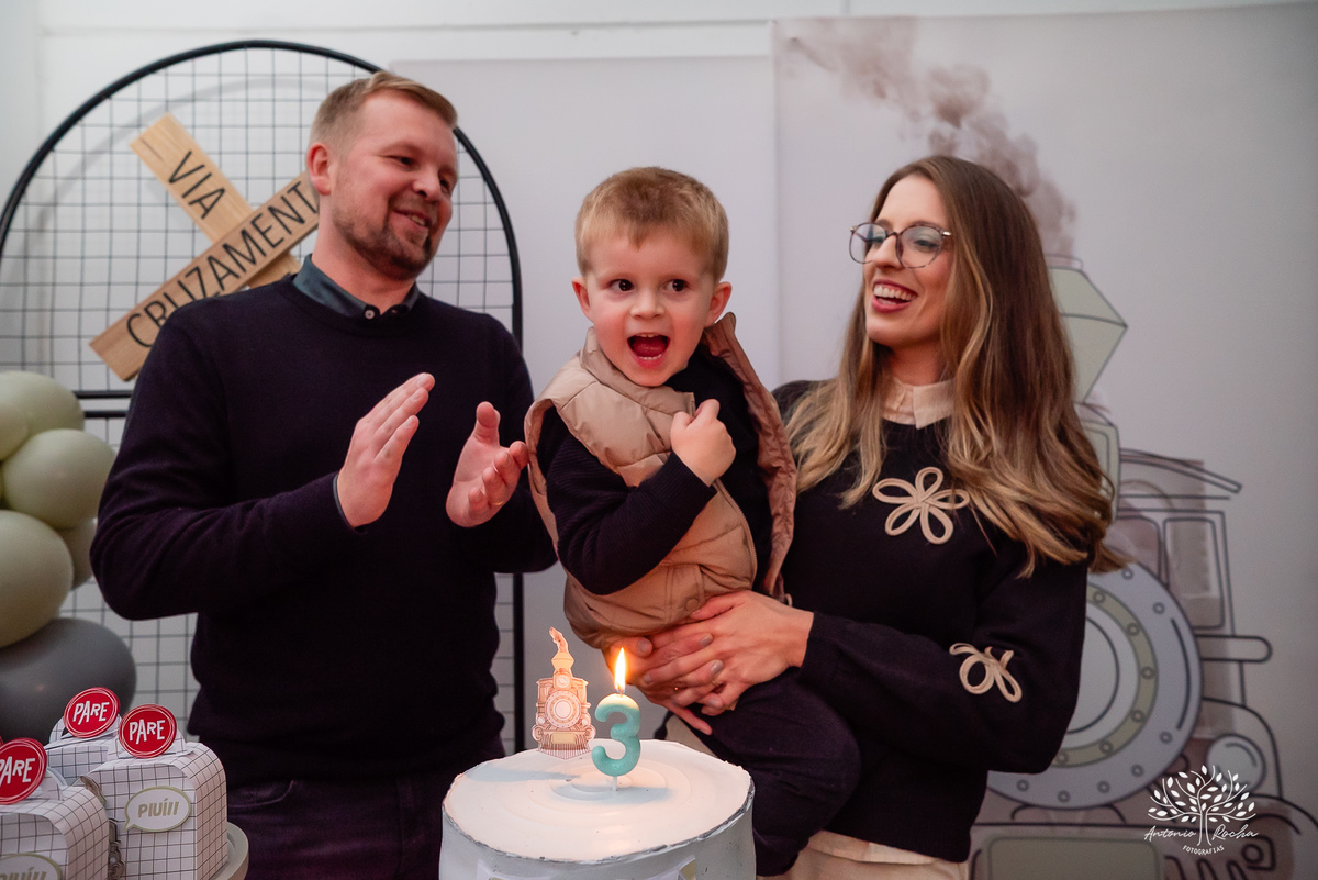 aniversário infantil - fotografia de aniversário - festa temática - trem - fotografia profissional - decoração de festa - Casa da Fantasia - balões personalizados - fotografia criativa - Pelotas – Loly Pop - Antonio Rocha Fotografia - bolo infantil