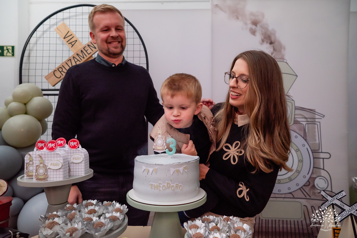 aniversário infantil - fotografia de aniversário - festa temática - trem - fotografia profissional - decoração de festa - Casa da Fantasia - balões personalizados - fotografia criativa - Pelotas – Loly Pop - Antonio Rocha Fotografia - bolo infantil