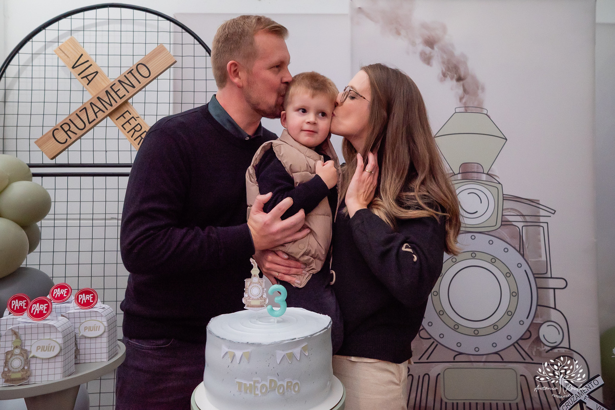 aniversário infantil - fotografia de aniversário - festa temática - trem - fotografia profissional - decoração de festa - Casa da Fantasia - balões personalizados - fotografia criativa - Pelotas – Loly Pop - Antonio Rocha Fotografia - bolo infantil