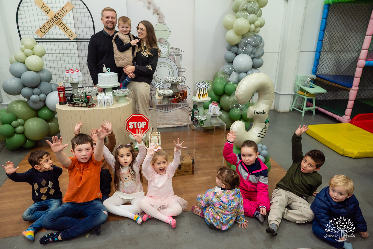 aniversário infantil - fotografia de aniversário - festa temática - trem - fotografia profissional - decoração de festa - Casa da Fantasia - balões personalizados - fotografia criativa - Pelotas – Loly Pop - Antonio Rocha Fotografia - bolo infantil