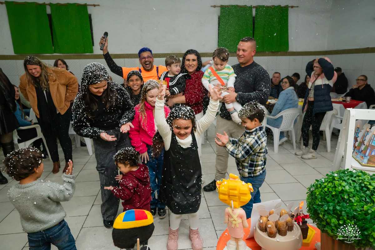 Festa em dose dupla - gêmeos - aniversário infantil - Kiko e Chaves - festa colorida - diversão - família - irmãos - parabéns - chuva de neve - Roxito - docinhos caseiros - aninho registros fotográficos - Antonio Rocha Fotografias - Renata Dalbann