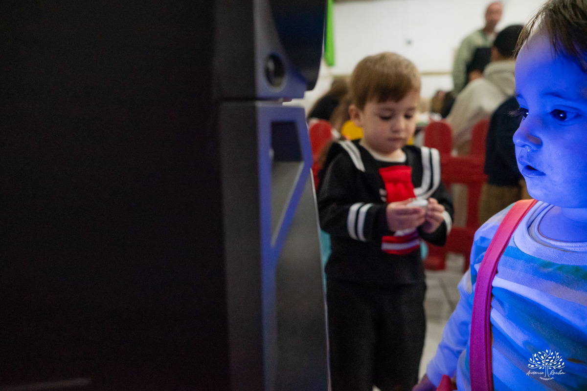 Festa em dose dupla - gêmeos - aniversário infantil - Kiko e Chaves - festa colorida - diversão - família - irmãos - parabéns - chuva de neve - Roxito - docinhos caseiros - aninho registros fotográficos - Antonio Rocha Fotografias - Renata Dalbann