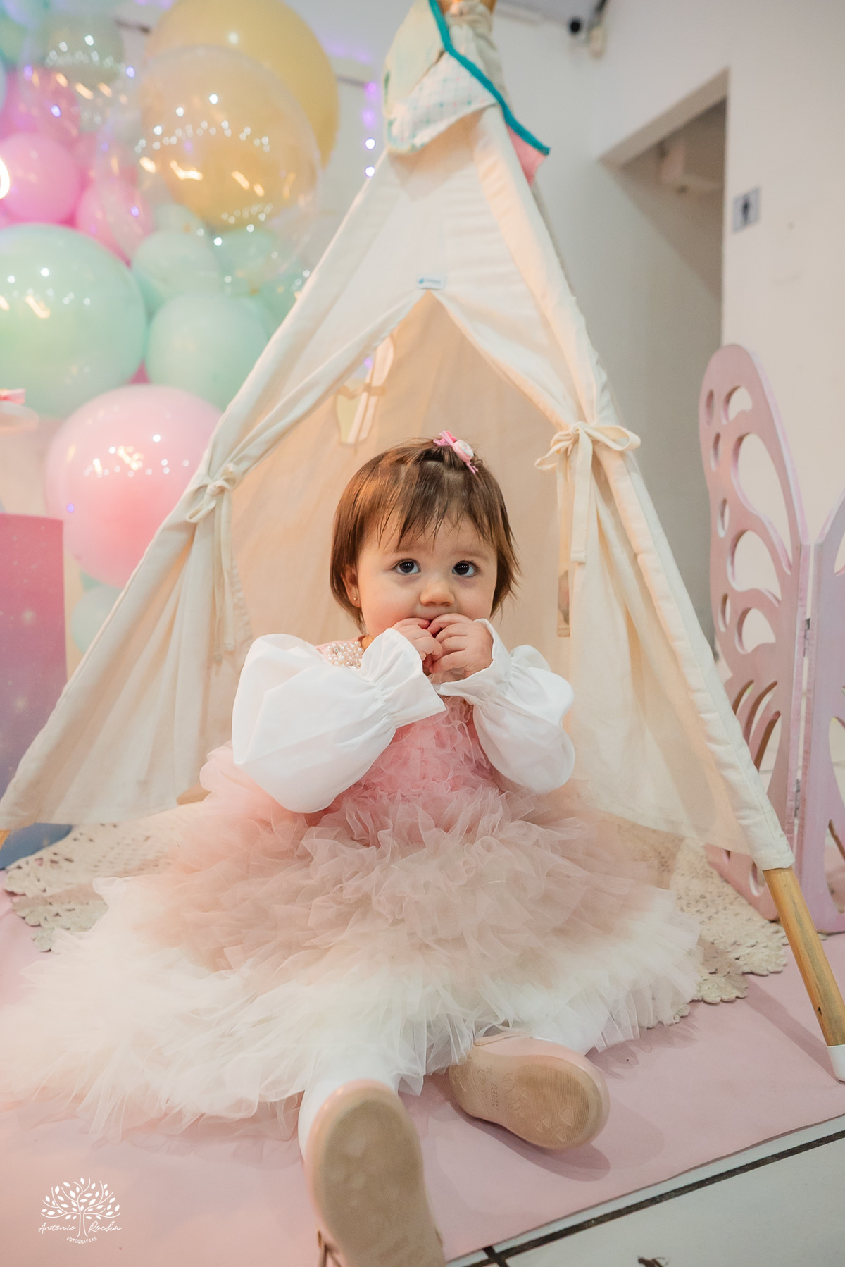 fotografia infantil - primeiro aninho - Arte e Riso - festa infantil - fotografia de aniversário - ensaio infantil - borboletas na decoração  - batizado Yasmin - fotógrafo em Pelotas - Antonio Rocha Fotografias – Fotógrafo Aniversário Infantil