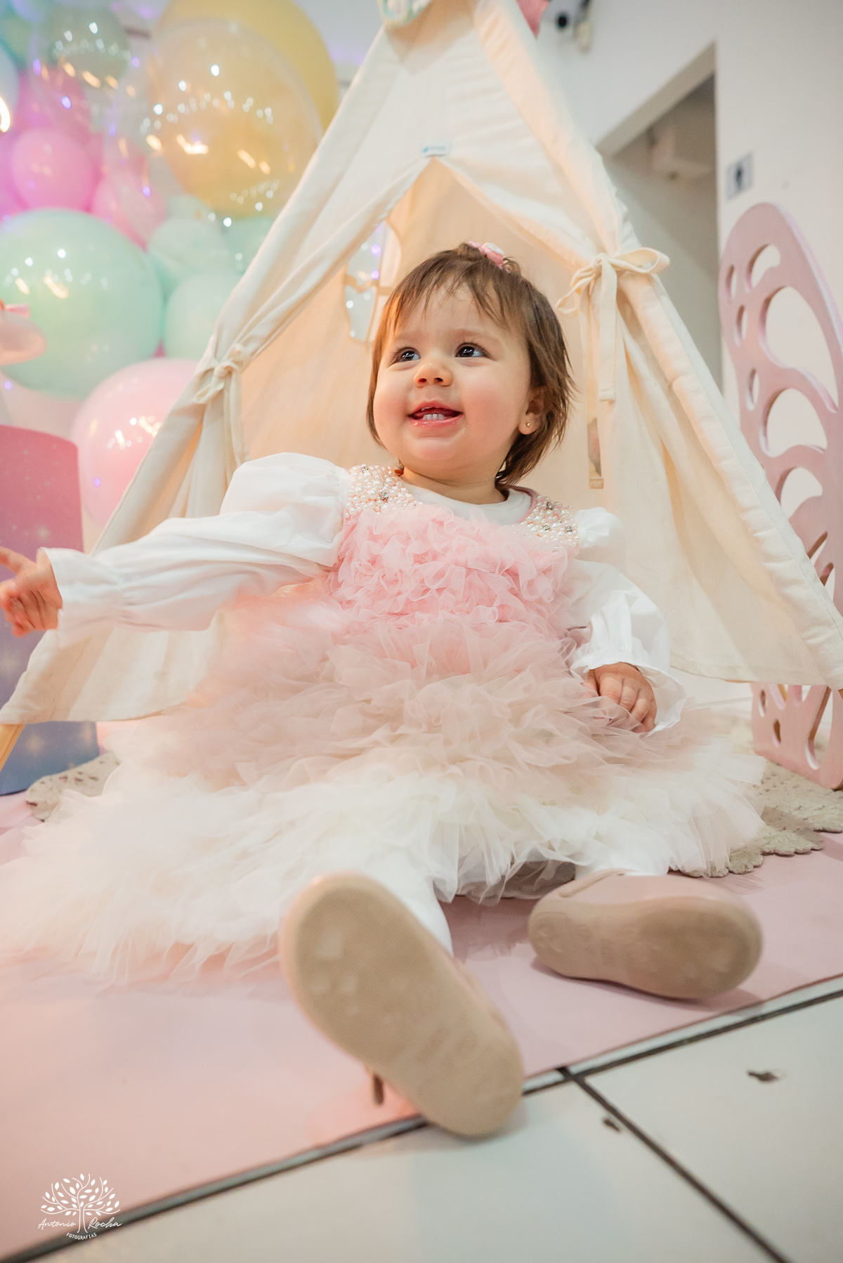 fotografia infantil - primeiro aninho - Arte e Riso - festa infantil - fotografia de aniversário - ensaio infantil - borboletas na decoração  - batizado Yasmin - fotógrafo em Pelotas - Antonio Rocha Fotografias – Fotógrafo Aniversário Infantil