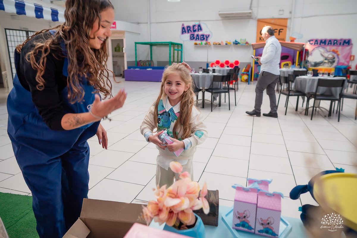 fotografia infantil - festa infantil - aniversário - lembranças da infância - fotos de família - Ana Júlia - salão Cliff Kids - decoração Stitch - diversão infantil - momentos inesquecíveis - abraços e sorrisos - festa com amigos - fotografia de infância