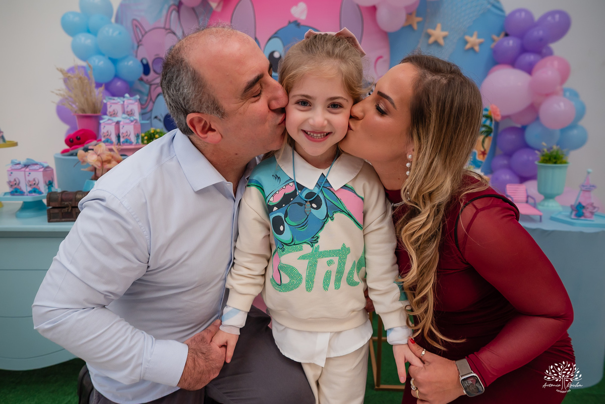 fotografia infantil - festa infantil - aniversário - lembranças da infância - fotos de família - Ana Júlia - salão Cliff Kids - decoração Stitch - diversão infantil - momentos inesquecíveis - abraços e sorrisos - festa com amigos - fotografia de infância