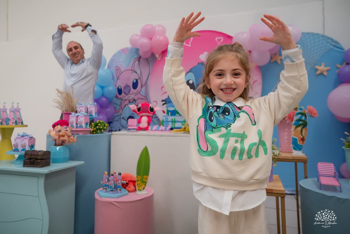 fotografia infantil - festa infantil - aniversário - lembranças da infância - fotos de família - Ana Júlia - salão Cliff Kids - decoração Stitch - diversão infantil - momentos inesquecíveis - abraços e sorrisos - festa com amigos - fotografia de infância