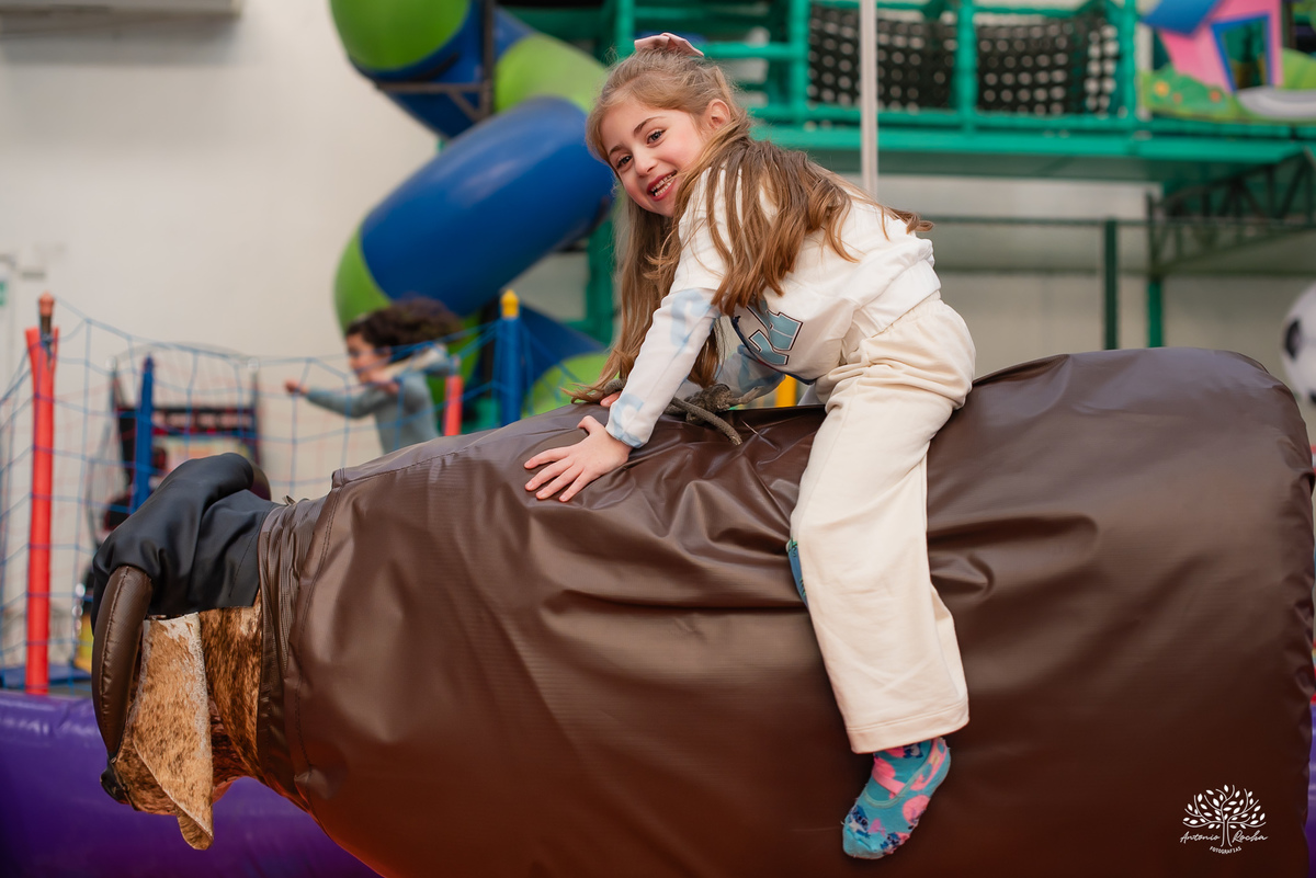 fotografia infantil - festa infantil - aniversário - lembranças da infância - fotos de família - Ana Júlia - salão Cliff Kids - decoração Stitch - diversão infantil - momentos inesquecíveis - abraços e sorrisos - festa com amigos - fotografia de infância