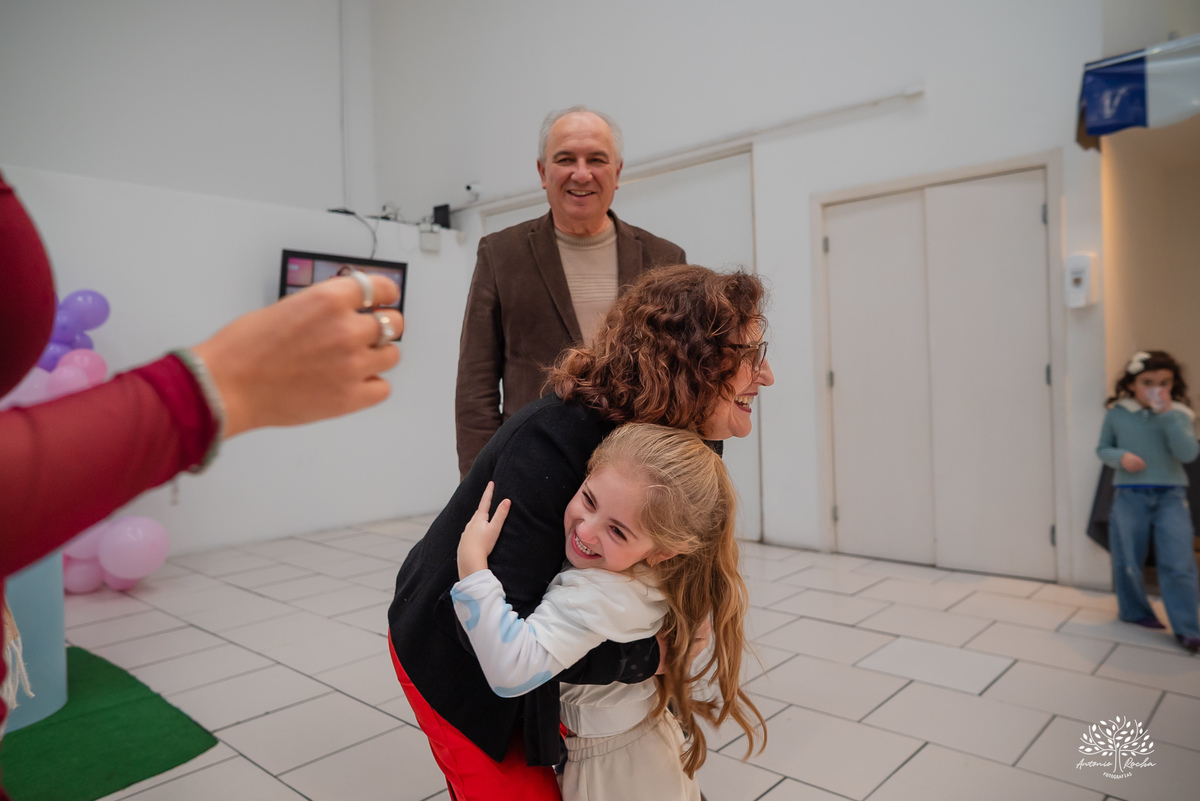 fotografia infantil - festa infantil - aniversário - lembranças da infância - fotos de família - Ana Júlia - salão Cliff Kids - decoração Stitch - diversão infantil - momentos inesquecíveis - abraços e sorrisos - festa com amigos - fotografia de infância