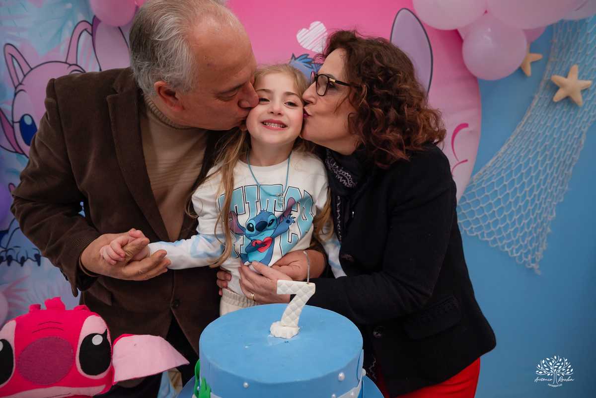 fotografia infantil - festa infantil - aniversário - lembranças da infância - fotos de família - Ana Júlia - salão Cliff Kids - decoração Stitch - diversão infantil - momentos inesquecíveis - abraços e sorrisos - festa com amigos - fotografia de infância