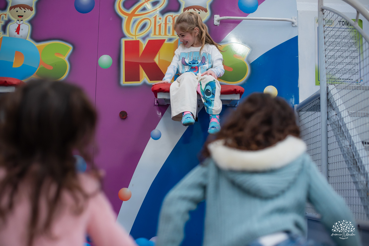 fotografia infantil - festa infantil - aniversário - lembranças da infância - fotos de família - Ana Júlia - salão Cliff Kids - decoração Stitch - diversão infantil - momentos inesquecíveis - abraços e sorrisos - festa com amigos - fotografia de infância