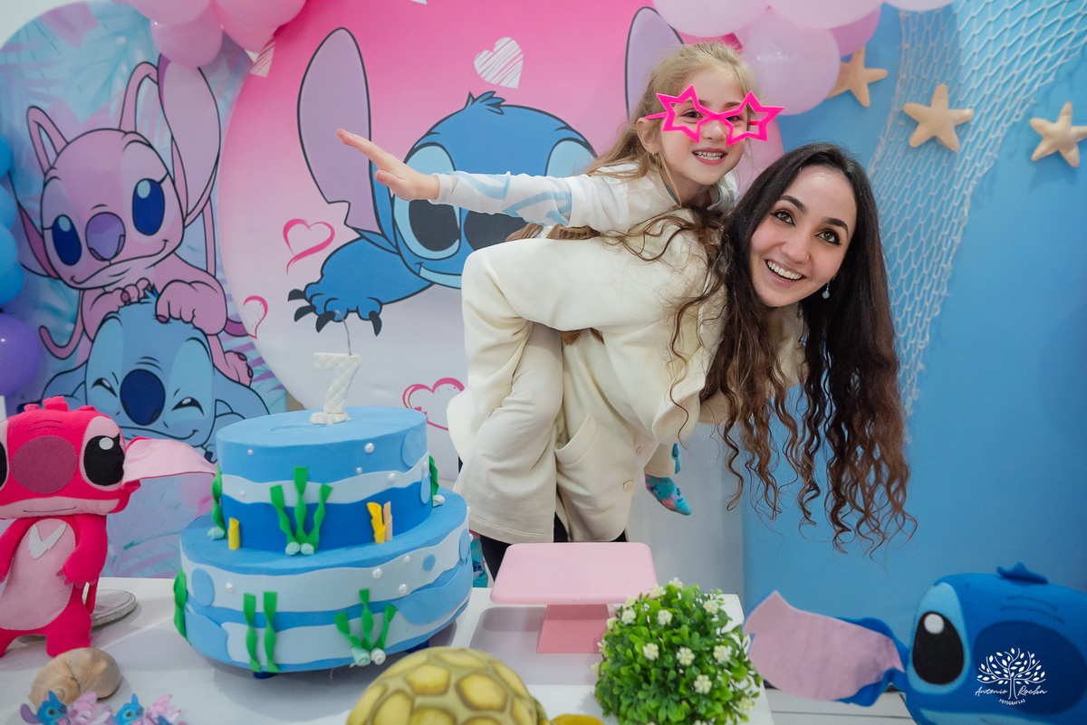 fotografia infantil - festa infantil - aniversário - lembranças da infância - fotos de família - Ana Júlia - salão Cliff Kids - decoração Stitch - diversão infantil - momentos inesquecíveis - abraços e sorrisos - festa com amigos - fotografia de infância