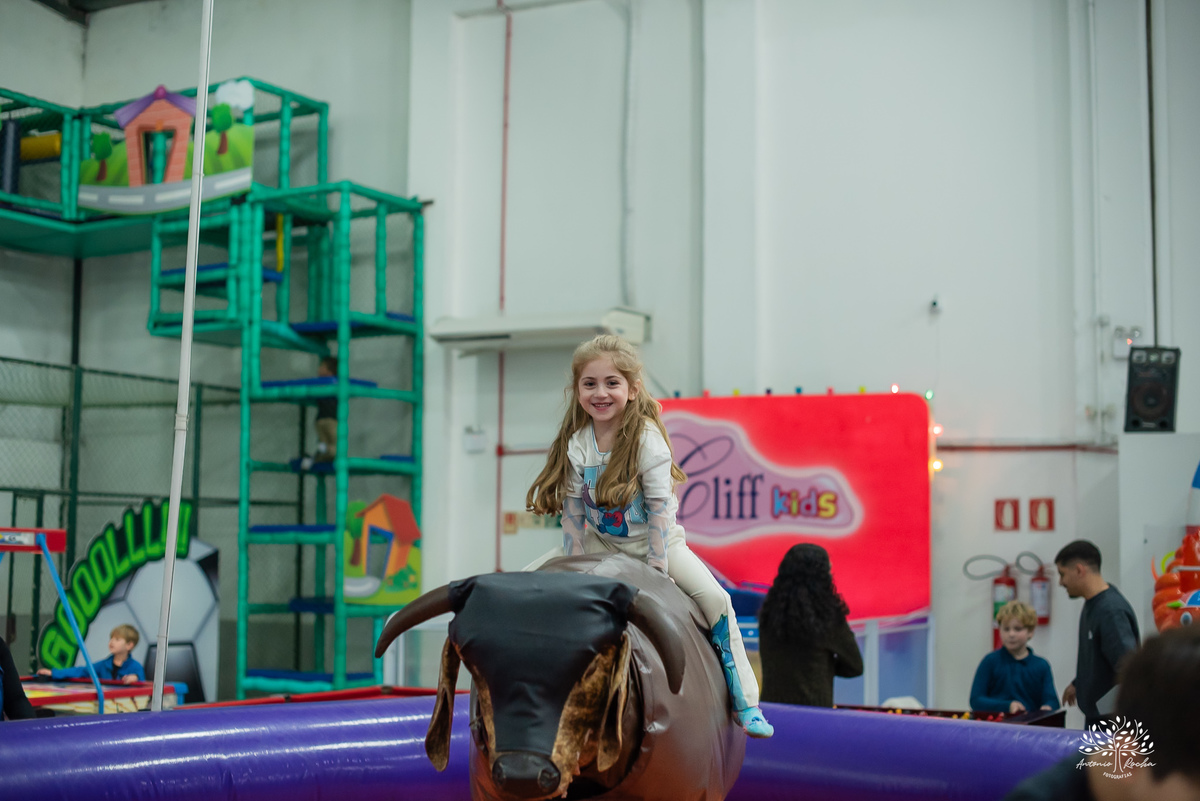 fotografia infantil - festa infantil - aniversário - lembranças da infância - fotos de família - Ana Júlia - salão Cliff Kids - decoração Stitch - diversão infantil - momentos inesquecíveis - abraços e sorrisos - festa com amigos - fotografia de infância