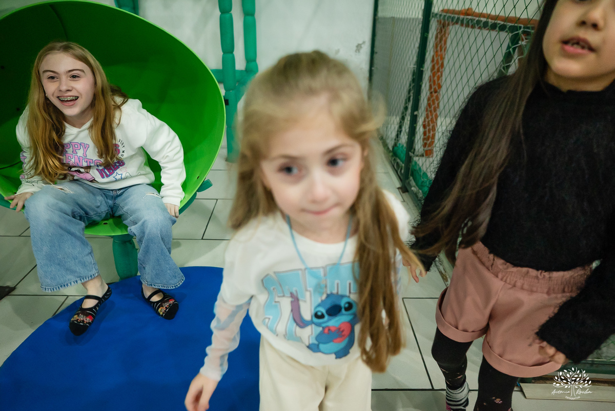 fotografia infantil - festa infantil - aniversário - lembranças da infância - fotos de família - Ana Júlia - salão Cliff Kids - decoração Stitch - diversão infantil - momentos inesquecíveis - abraços e sorrisos - festa com amigos - fotografia de infância