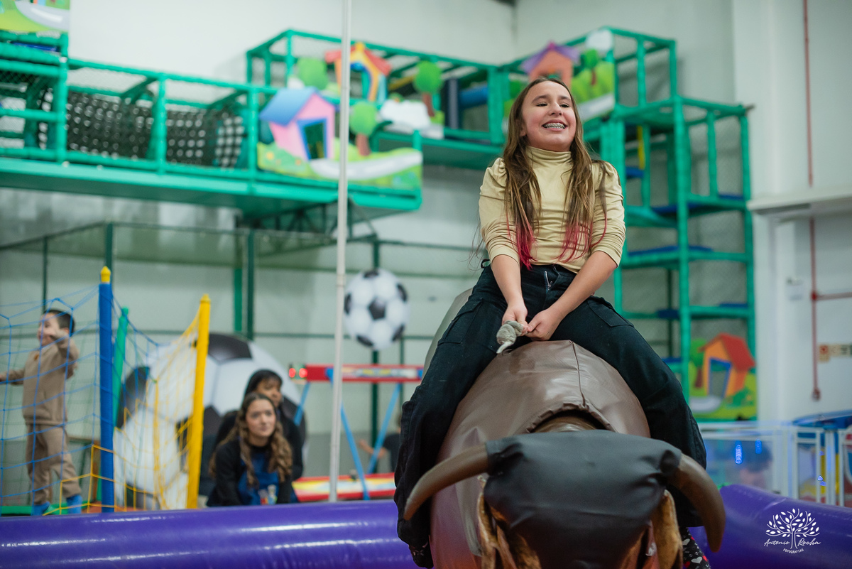 fotografia infantil - festa infantil - aniversário - lembranças da infância - fotos de família - Ana Júlia - salão Cliff Kids - decoração Stitch - diversão infantil - momentos inesquecíveis - abraços e sorrisos - festa com amigos - fotografia de infância