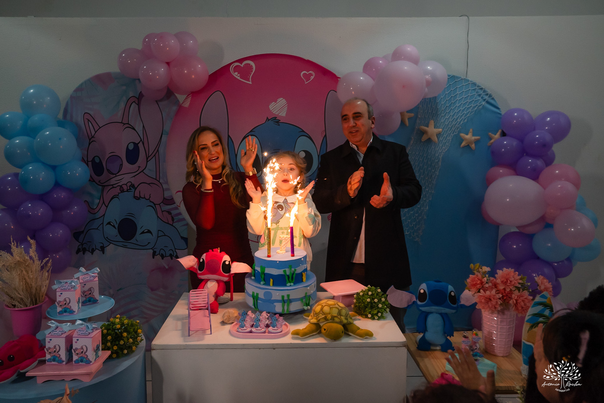fotografia infantil - festa infantil - aniversário - lembranças da infância - fotos de família - Ana Júlia - salão Cliff Kids - decoração Stitch - diversão infantil - momentos inesquecíveis - abraços e sorrisos - festa com amigos - fotografia de infância