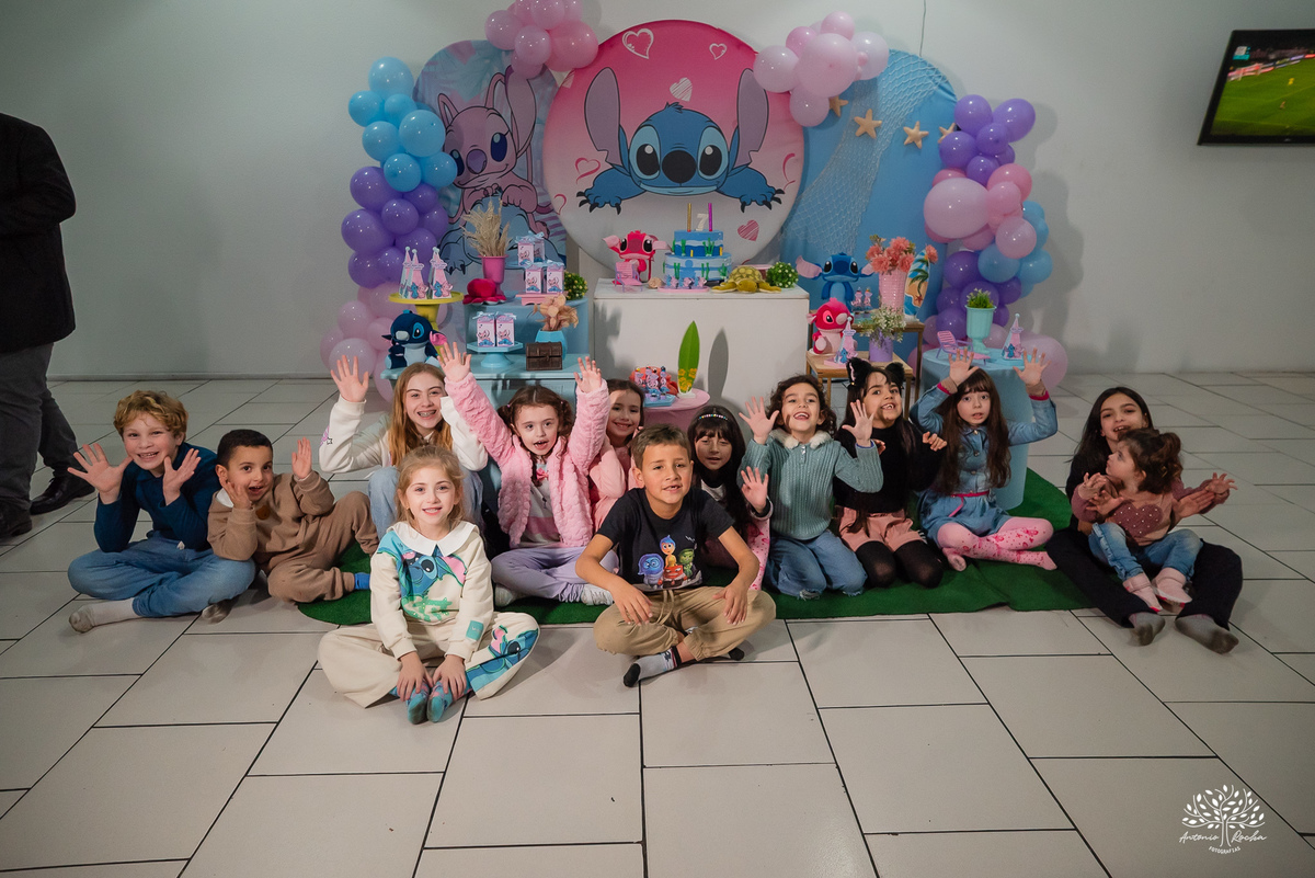 fotografia infantil - festa infantil - aniversário - lembranças da infância - fotos de família - Ana Júlia - salão Cliff Kids - decoração Stitch - diversão infantil - momentos inesquecíveis - abraços e sorrisos - festa com amigos - fotografia de infância