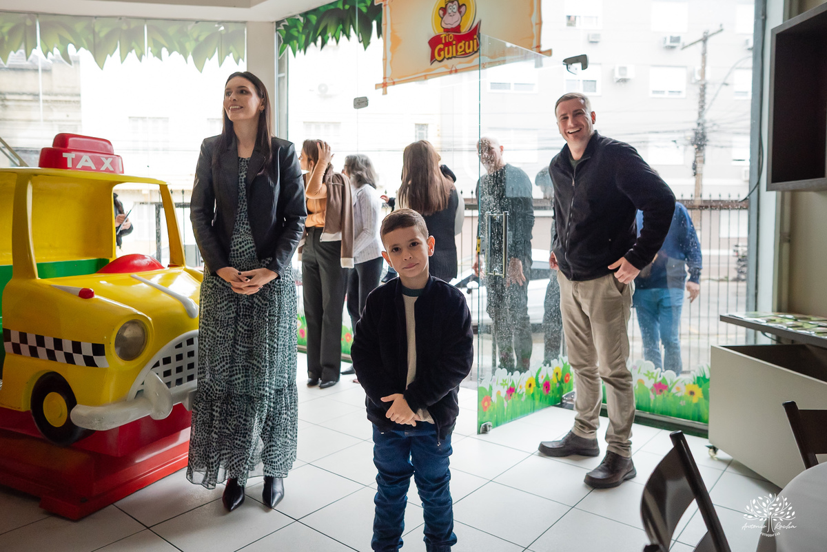 aniversário infantil - fotografia de aniversário - fotógrafo Pelotas - decoração dinossauros - festa temática infantil - fotografia espontânea - parabéns animado - docinhos da festa - salão Tio Guigui - fotografia de infância - Antonio Rocha Fotografias