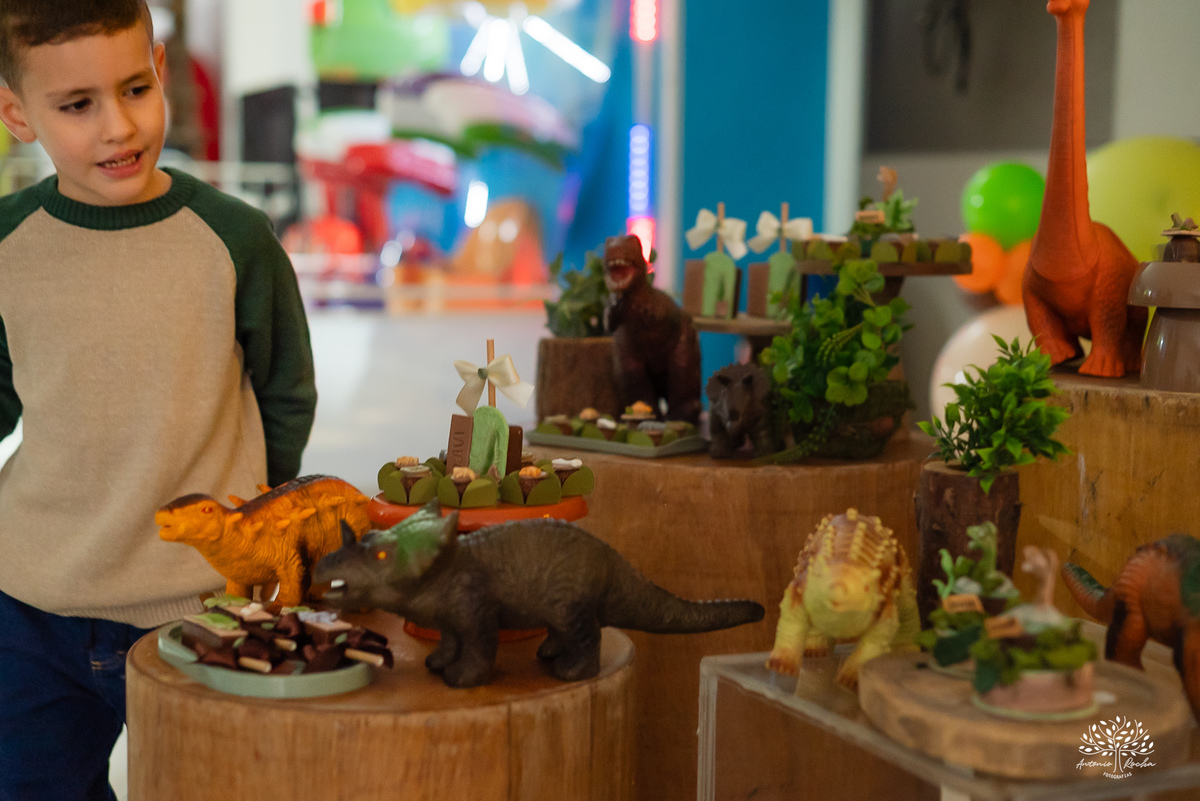 aniversário infantil - fotografia de aniversário - fotógrafo Pelotas - decoração dinossauros - festa temática infantil - fotografia espontânea - parabéns animado - docinhos da festa - salão Tio Guigui - fotografia de infância - Antonio Rocha Fotografias