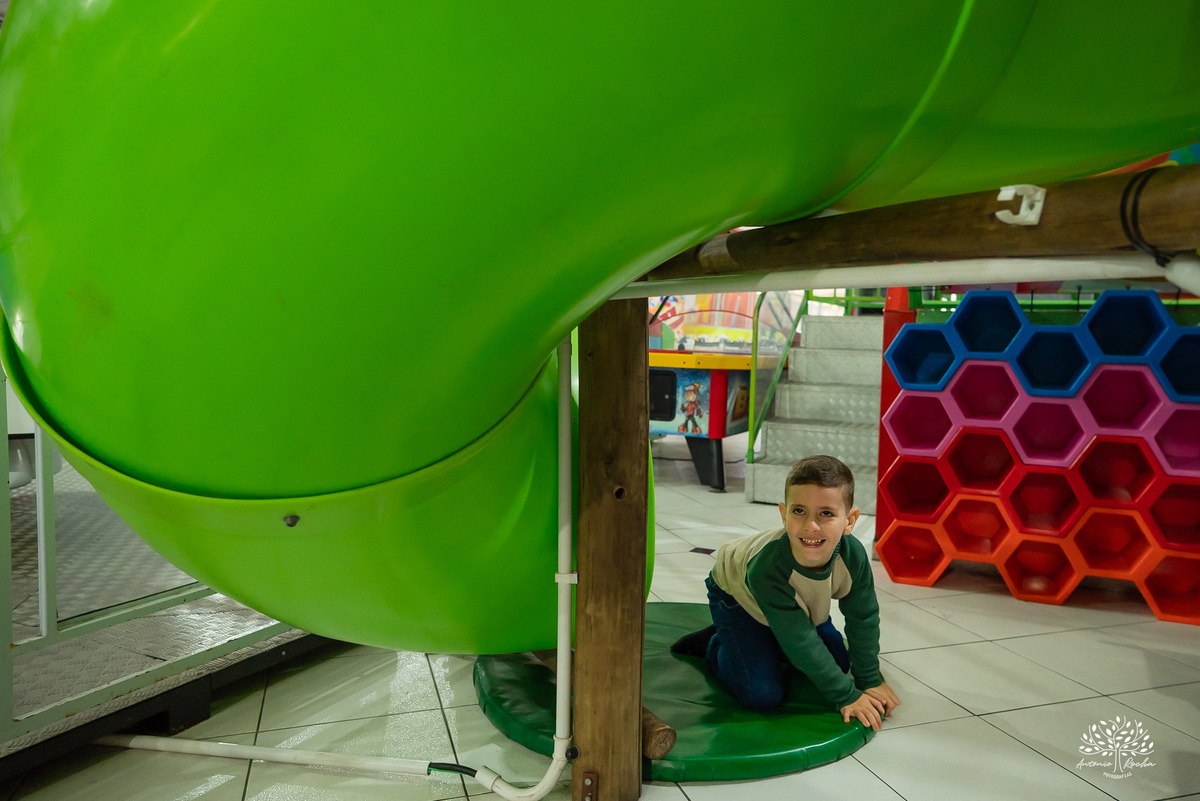 aniversário infantil - fotografia de aniversário - fotógrafo Pelotas - decoração dinossauros - festa temática infantil - fotografia espontânea - parabéns animado - docinhos da festa - salão Tio Guigui - fotografia de infância - Antonio Rocha Fotografias