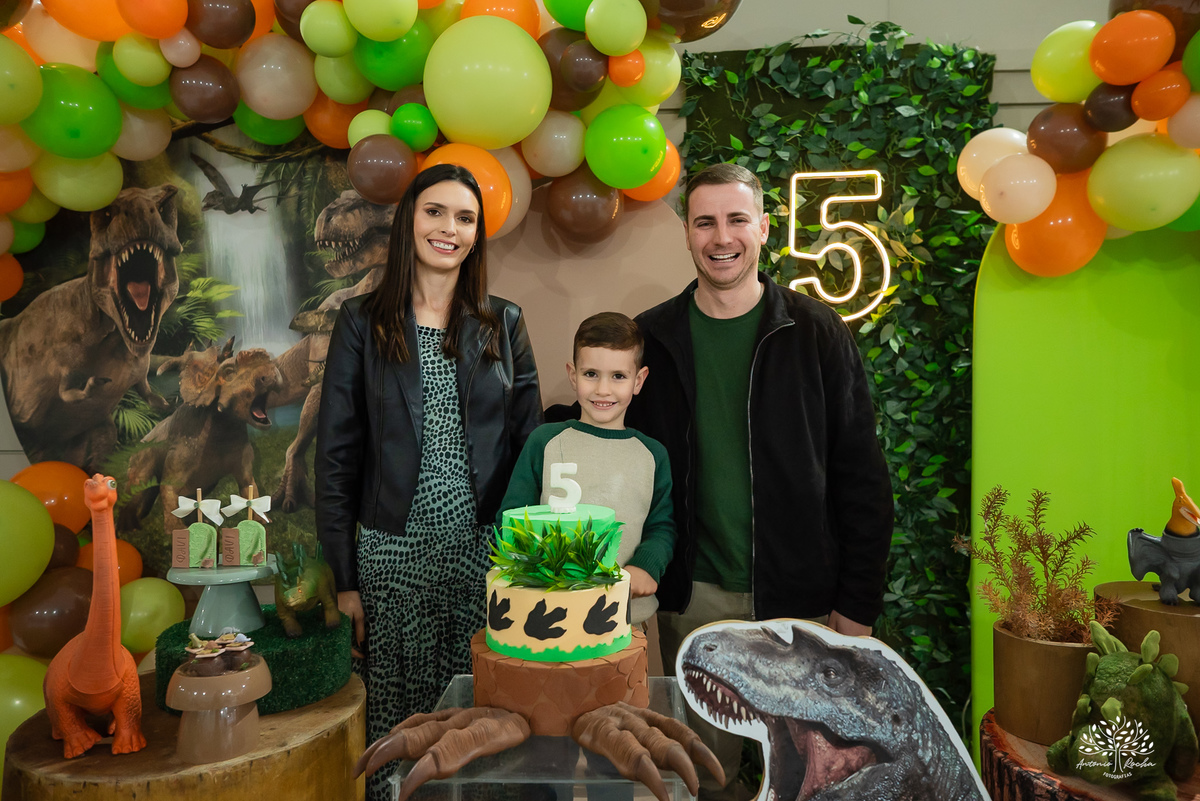 aniversário infantil - fotografia de aniversário - fotógrafo Pelotas - decoração dinossauros - festa temática infantil - fotografia espontânea - parabéns animado - docinhos da festa - salão Tio Guigui - fotografia de infância - Antonio Rocha Fotografias