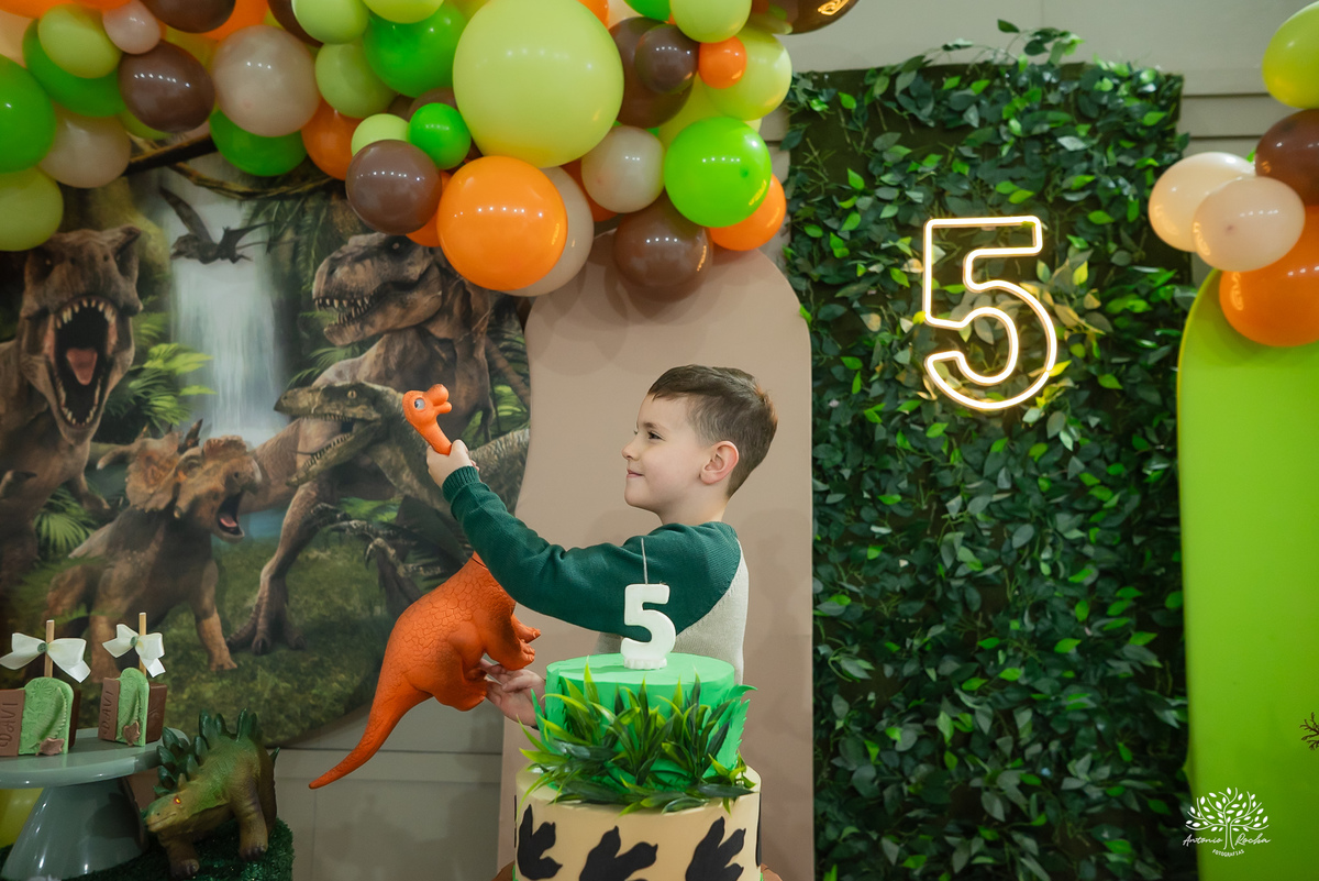 aniversário infantil - fotografia de aniversário - fotógrafo Pelotas - decoração dinossauros - festa temática infantil - fotografia espontânea - parabéns animado - docinhos da festa - salão Tio Guigui - fotografia de infância - Antonio Rocha Fotografias