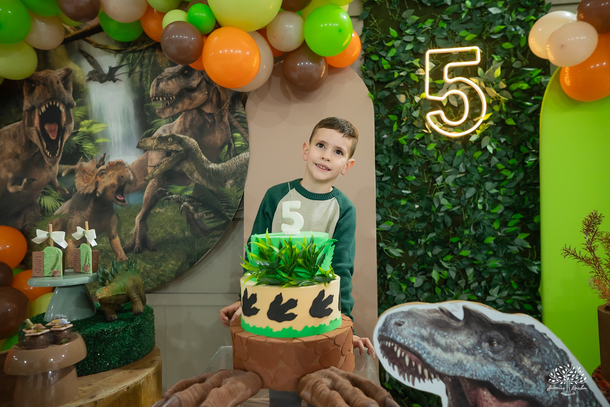 aniversário infantil - fotografia de aniversário - fotógrafo Pelotas - decoração dinossauros - festa temática infantil - fotografia espontânea - parabéns animado - docinhos da festa - salão Tio Guigui - fotografia de infância - Antonio Rocha Fotografias