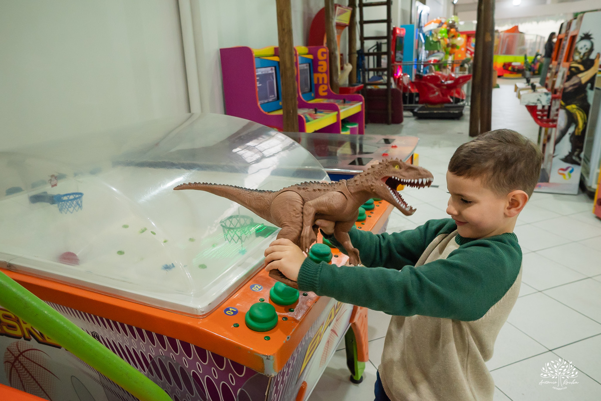 aniversário infantil - fotografia de aniversário - fotógrafo Pelotas - decoração dinossauros - festa temática infantil - fotografia espontânea - parabéns animado - docinhos da festa - salão Tio Guigui - fotografia de infância - Antonio Rocha Fotografias
