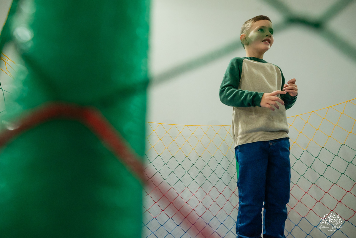aniversário infantil - fotografia de aniversário - fotógrafo Pelotas - decoração dinossauros - festa temática infantil - fotografia espontânea - parabéns animado - docinhos da festa - salão Tio Guigui - fotografia de infância - Antonio Rocha Fotografias