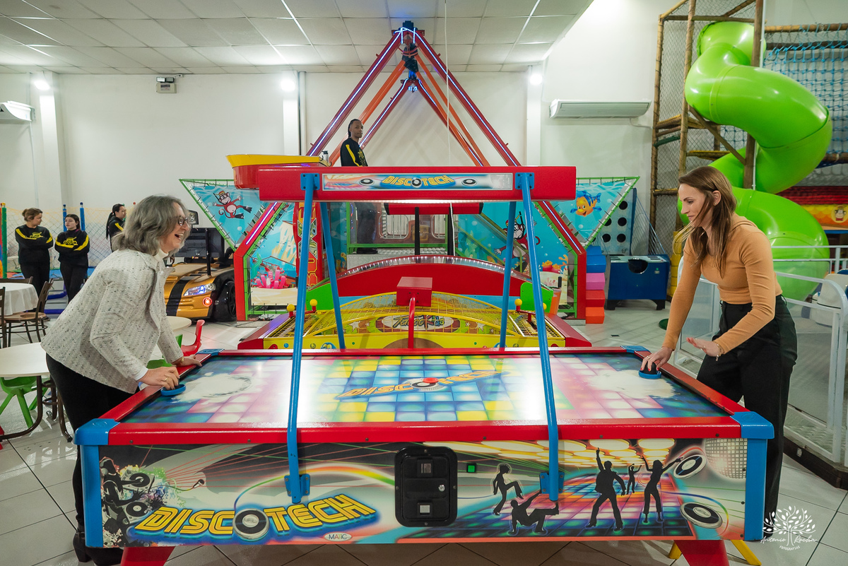 aniversário infantil - fotografia de aniversário - fotógrafo Pelotas - decoração dinossauros - festa temática infantil - fotografia espontânea - parabéns animado - docinhos da festa - salão Tio Guigui - fotografia de infância - Antonio Rocha Fotografias